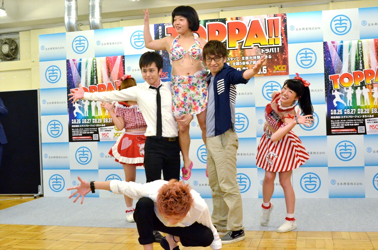 エグスプロージョンの指導によってダンスを披露するおかずクラブ・オカリナ（中央）ら。
