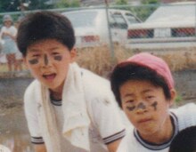 小学校時代のマツモトクラブとAR三兄弟の長男、川田十夢（左から）。