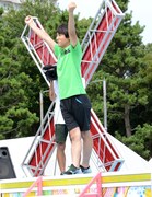 「高校生クイズ」おなじみのかけ声「ビクトリー！」のポーズを高校生たちに伝授する桝アナ。