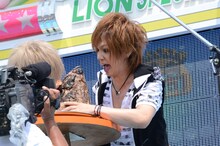 マグロの頭に挑む鬼龍院翔と喜矢武豊。