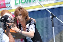 マグロの頭をかじってDHAを摂取しようとするゴールデンボンバーの喜矢武豊。