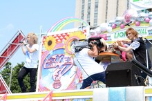 ゴールデンボンバーのパフォーマンスの様子。