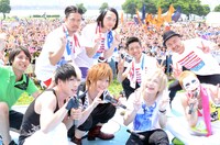 「高校生クイズ」参加者との記念撮影に応じる桝太一（日本テレビアナウンサー）、ピスタチオ、どぶろっく、ゴールデンボンバー。