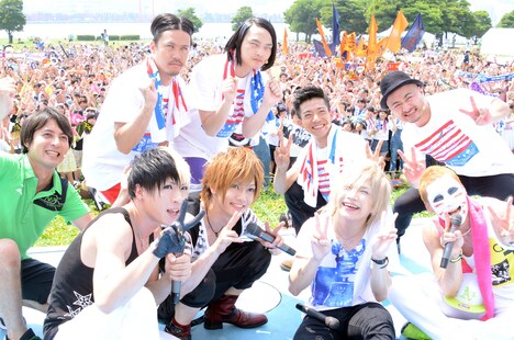 「高校生クイズ」参加者との記念撮影に応じる桝太一(日本テレビアナウンサー)、ピスタチオ、どぶろっく、ゴールデンボンバー。