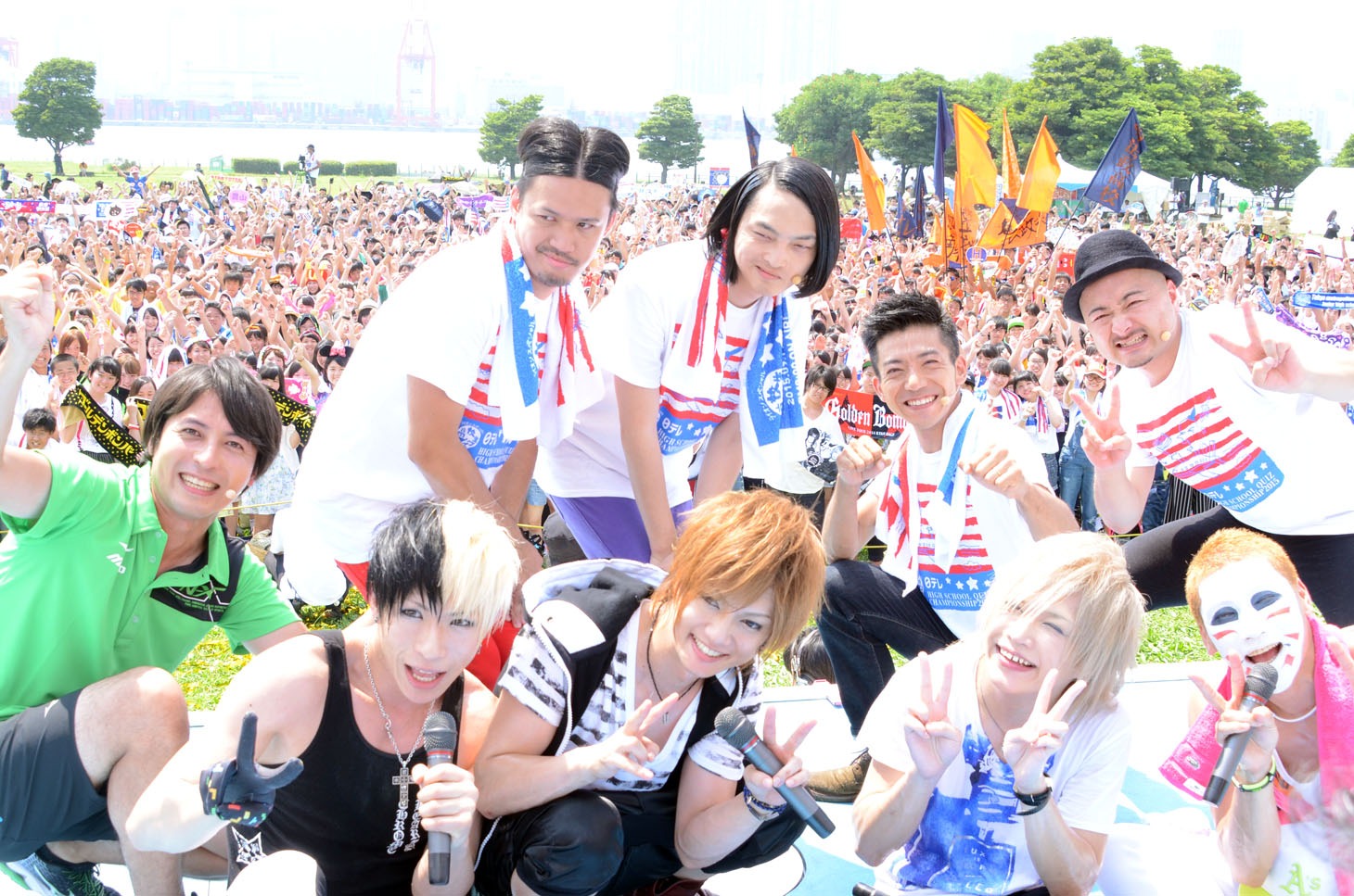 「高校生クイズ」参加者との記念撮影に応じる桝太一（日本テレビアナウンサー）、ピスタチオ、どぶろっく、ゴールデンボンバー。