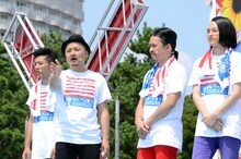 応援パーソナリティのどぶろっくとピスタチオ（左から）。