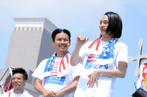 高校生の反応に驚くピスタチオ小澤(右)。