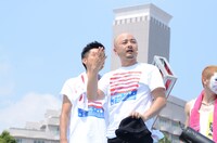 どぶろっく江口（右）は帽子を取って正解が「○」であることをアピール。