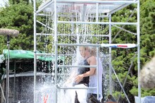 バルーンが割れて水浸しになる、ゴールデンボンバーの鬼龍院翔と歌広場淳。