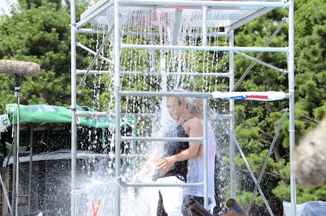 バルーンが割れて水浸しになる、ゴールデンボンバーの鬼龍院翔と歌広場淳。