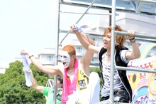 喜ぶ樽美酒研二と喜矢武豊。