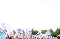 正解した高校生たちは「高校生クイズ」特製タオルを振り回して歓喜した。