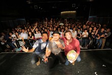 左からどぶろっく、フィリップ・フィリップス。