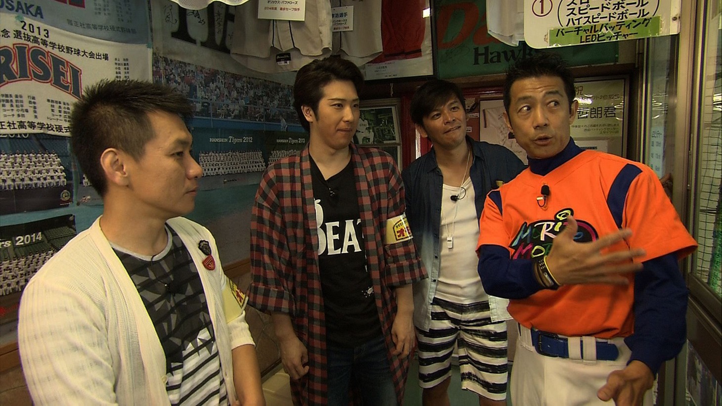 バッティングセンターに現れた森脇健二（右）。(c)関西テレビ