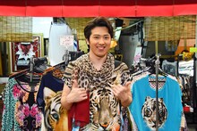 ヒョウ柄ファッションを気に入った様子の尾上松也。(c)関西テレビ