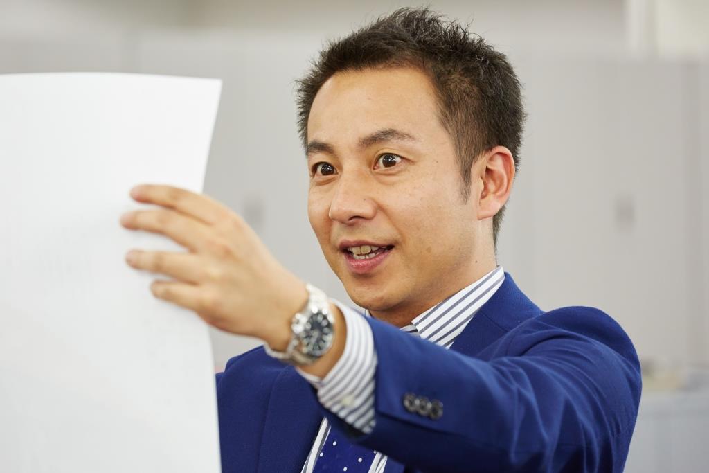 ドラマ「本日ただいま放送～植木等・幻の主演映画～」の主演を務める我が家・坪倉由幸。(c)日本映画専門チャンネル