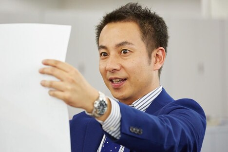 ドラマ「本日ただいま放送~植木等・幻の主演映画~」の主演を務める我が家・坪倉由幸。(c)日本映画専門チャンネル