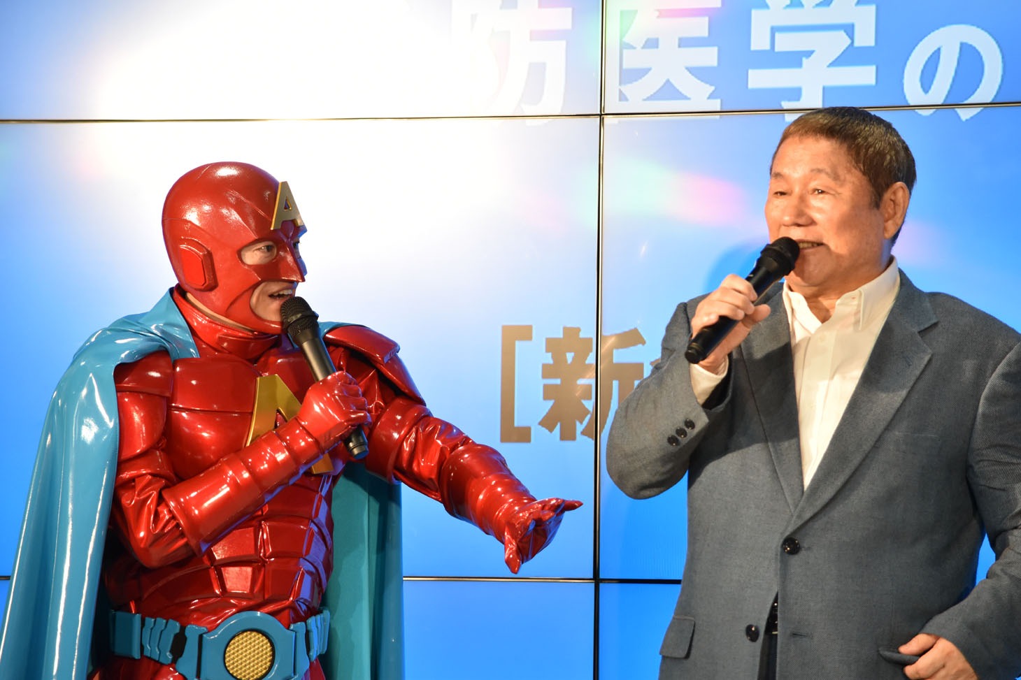 アンファーマン（左）とCM撮影時を回想するビートたけし（右）。