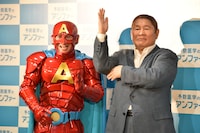 パラパラのポーズを決めるビートたけし（右）。