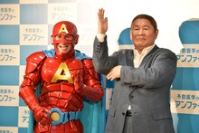 パラパラのポーズを決めるビートたけし（右）。