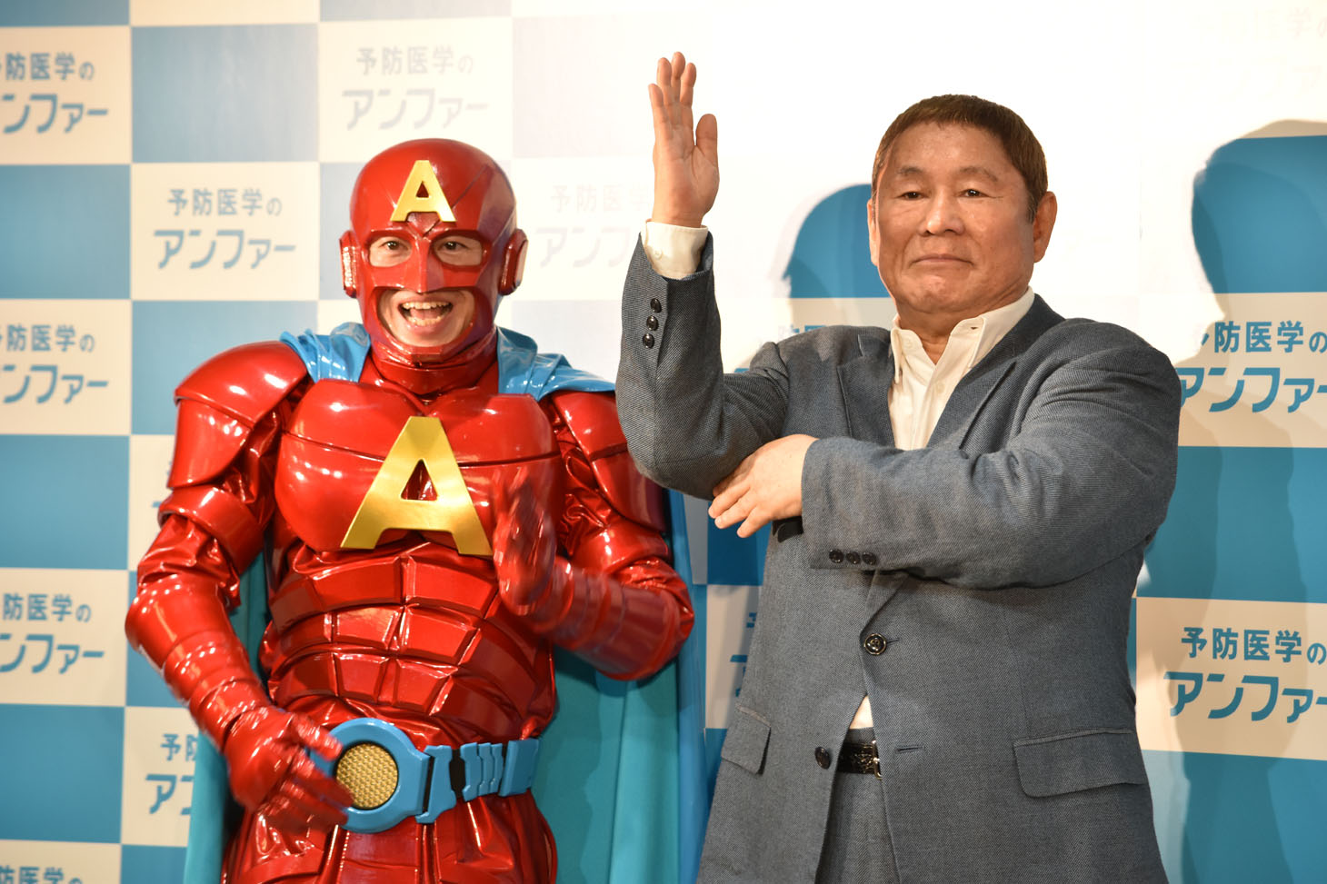 パラパラのポーズを決めるビートたけし（右）。