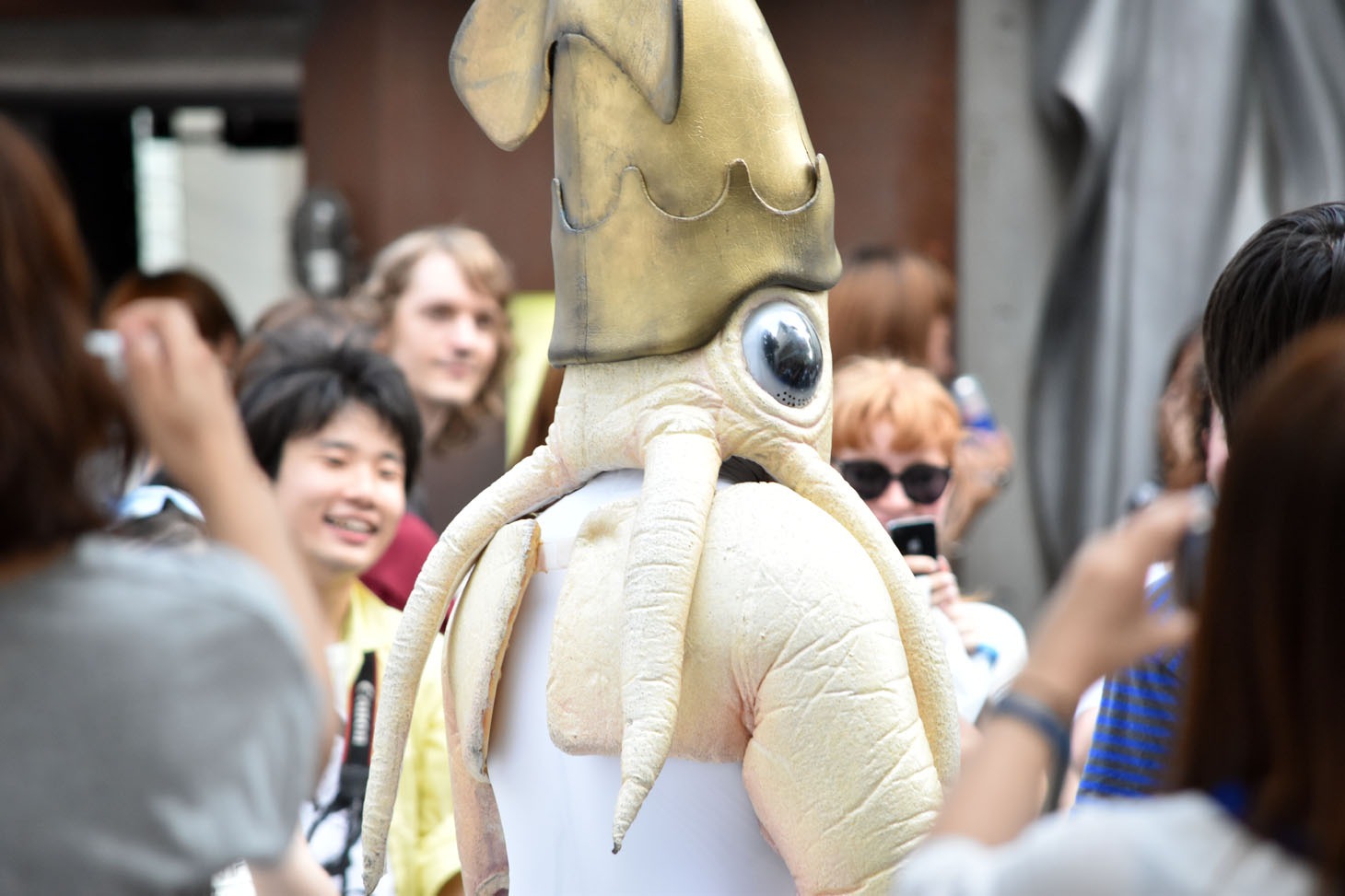 街の人に囲まれるイカ大王。