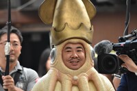 TOKYO FMスペイン坂スタジオに近づくイカ大王。
