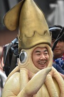 街行く人に愛嬌を振りまくイカ大王。