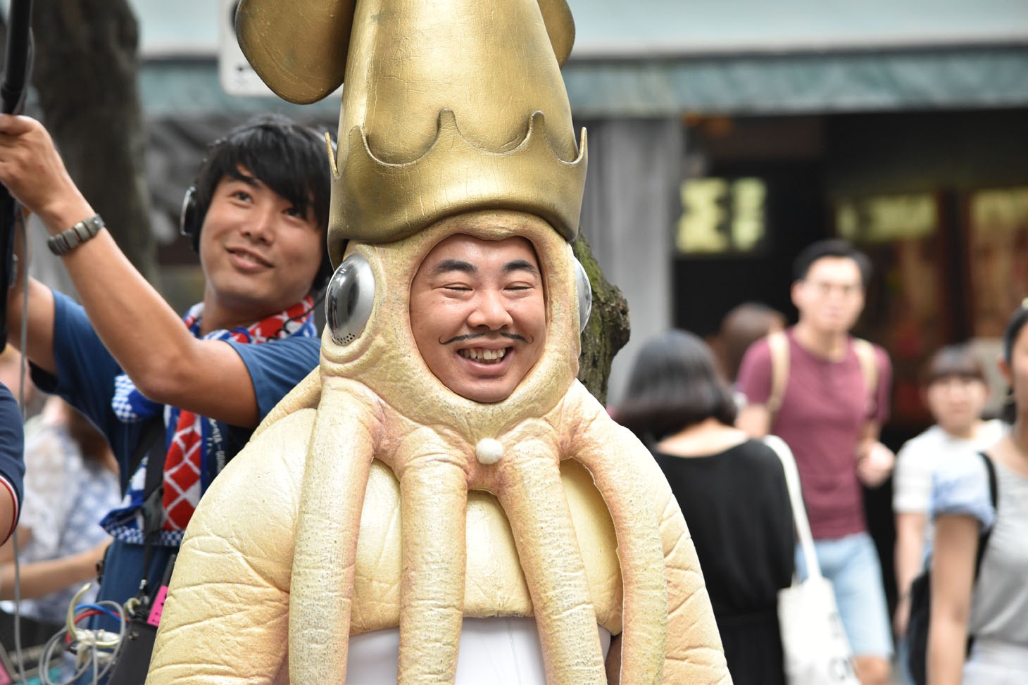 笑顔で声援に応えるイカ大王。