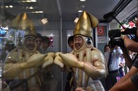 ブースの外からマンボウやしろに話しかけるイカ大王。