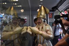 ブースの外からマンボウやしろに話しかけるイカ大王。