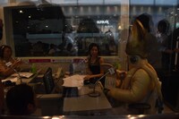 差し入れを手渡すイカ大王。