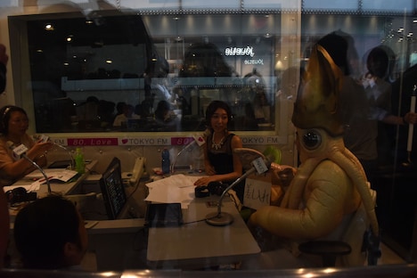 差し入れを手渡すイカ大王。