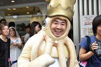 笑顔を振りまくイカ大王。