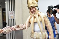 ファンと握手するイカ大王。