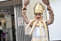 声援に応えるイカ大王。