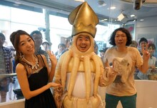 「Skyrocket Company」にサプライズ出演したイカ大王（中央）と、パーソナリティのマンボウやしろ（右）、浜崎美保（左）。