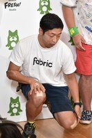 土下座をしてみせる団長安田。