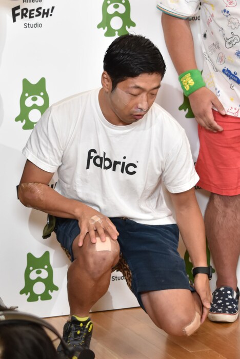 土下座をしてみせる団長安田。