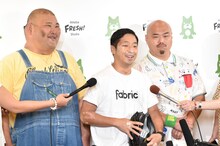 記者からの質問に答える安田大サーカス。