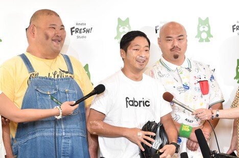 記者からの質問に答える安田大サーカス。