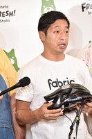 ヘルメットの大事さを強調する団長安田。