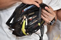 事故当時着用してたヘルメット。少し血が付着している。