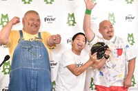 元気な姿を見せた安田大サーカス・団長安田（中央）と、相方のHIRO（左）、クロちゃん（右）。