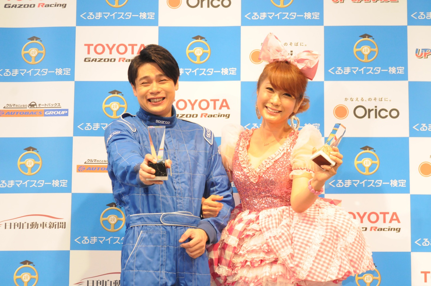 「日本ベスト・カー・フレンド賞」授賞式に登壇した平成ノブシコブシ吉村とはるな愛（左から）。
