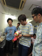 R藤本（左）の祝儀に喜ぶスパローズ森田（中央）。