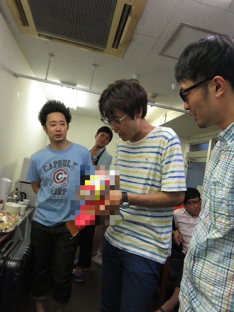 R藤本（左）の祝儀に喜ぶスパローズ森田（中央）。