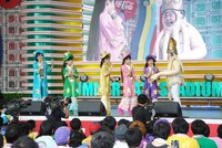 公開収録に乱入したイカ大王（右端）。