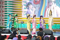 「たこやきレインボーのたこツボッ!!」公開収録に乱入したイカ大王（右端）。