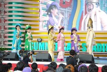 「たこやきレインボーのたこツボッ!!」公開収録に乱入したイカ大王（右端）。